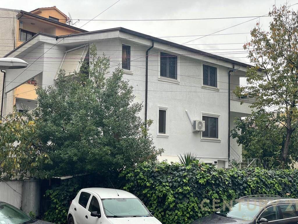 VILË ME QIRA PRANË RRUGËS MUHAMET GJOLLESHA – MUNDËSI IDEALE PËR BIZNES