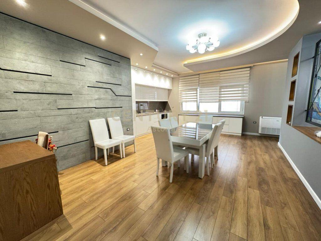 Apartament 4+1+2+post parkimi me qira prane Kristal Center!