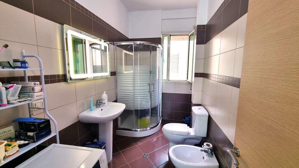 Apartament i bollshëm me një dhomë gjumi dhe tarracë në zonën e BULEVARDIT