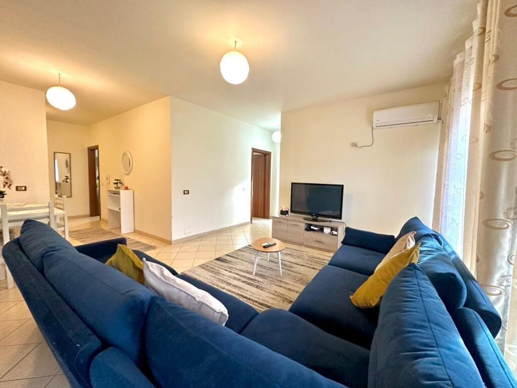 📍 Appartamento 2+1 in affitto 📌 Lago Secco, via Eduart Mano  🏠 Completamente arredato con tutti i comfort 🚗 Include un posto auto 🏢 2° piano 💶 Prezzo: 650 € / mese