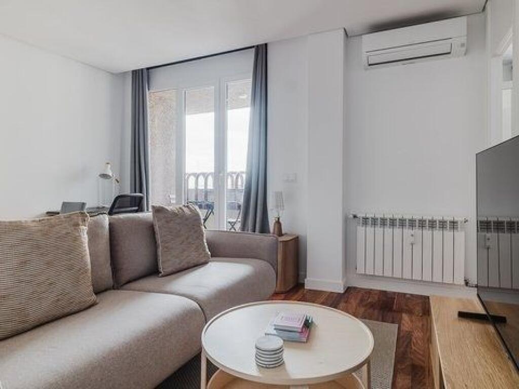 Apartament Me Qera 1+1 tek Shkolla e Kuqe (ID B2101349) Tirane