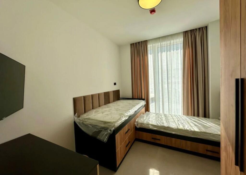 📣 Jepet me qira Apartament 2+1+2 – Residenca Forest (Liqeni i Thatë)  • Kati 2 • Totalisht i mobiluar, investim i ri • Sallon + kuzhinë moderne • 2 dhoma gjumi • 2 tualete • Ballkon • Post parkimi i përfshirë  💶 1300€ / muaj 📍 Tek Liqeni i Thatë –  