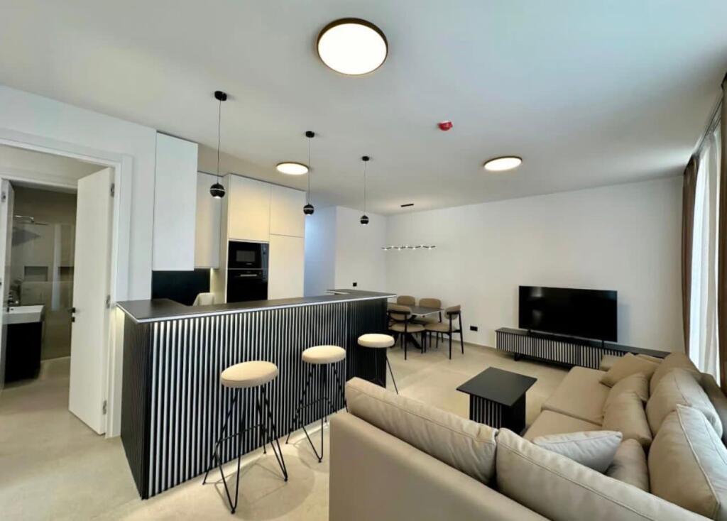 📣 Jepet me qira Apartament 2+1+2 – Residenca Forest (Liqeni i Thatë)  • Kati 2 • Totalisht i mobiluar, investim i ri • Sallon + kuzhinë moderne • 2 dhoma gjumi • 2 tualete • Ballkon • Post parkimi i përfshirë  💶 1300€ / muaj 📍 Tek Liqeni i Thatë –  