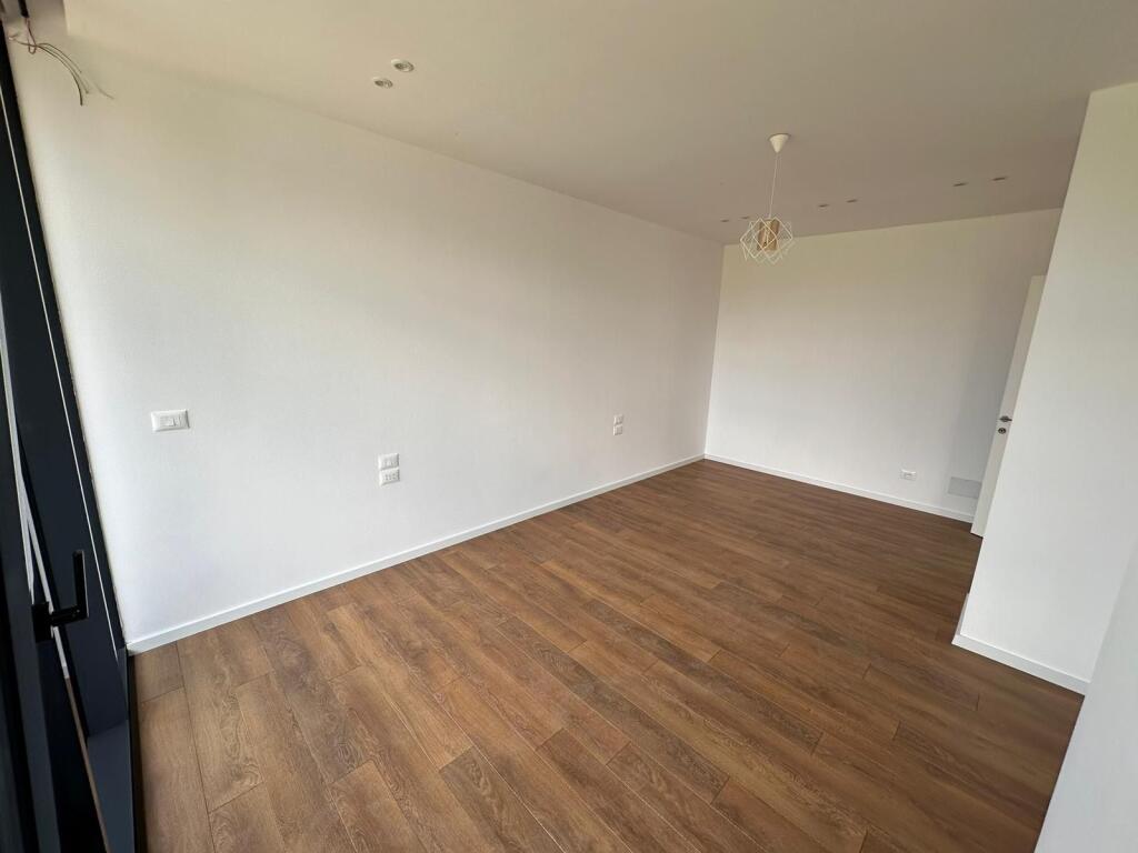 Jepet apartament  me qira  2+1 + post parking  Rruga e kosovarv Lake View,Rezidenc  Kati 2  Cmimi 1400 euro