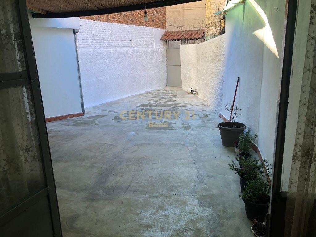 Shtepi me qera prane Rruges se Barrikadave