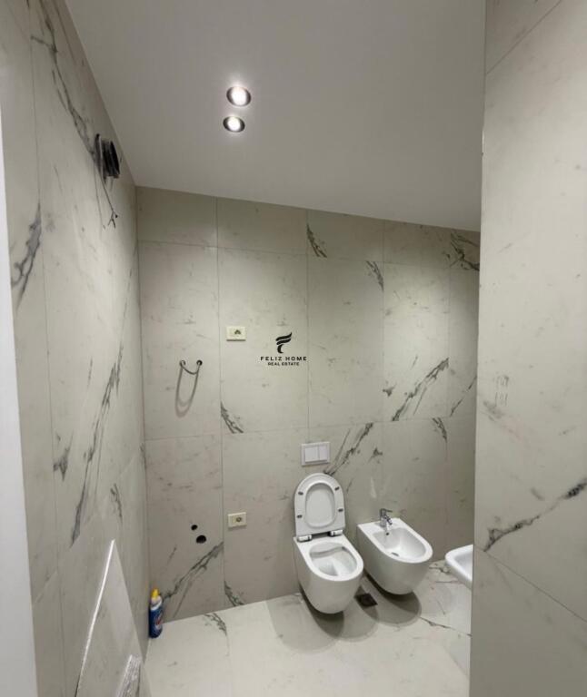 ZYRE ME QERA 70 M2 RRUGA FORTUZI 70.000 LEKE