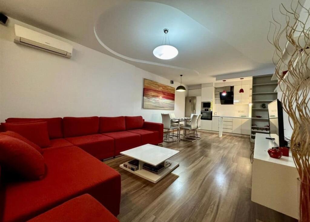 super apartament me qira tek komuna e Parisit