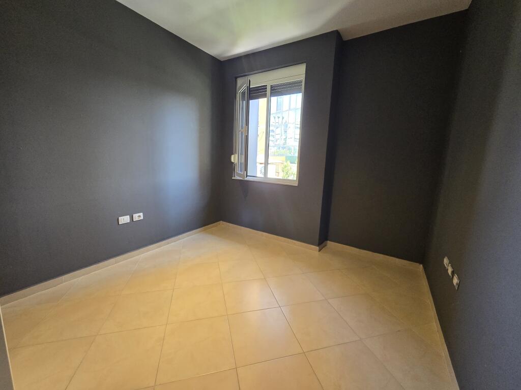 Appartamento vuoto per ufficio a Toptani!