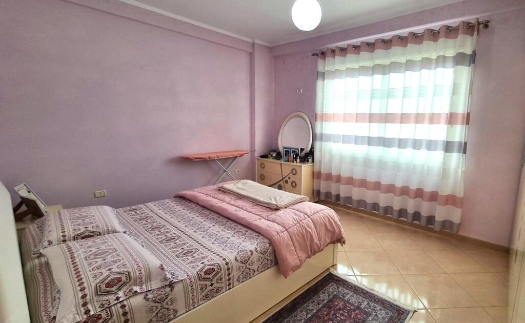 Apartament i bollshëm me një dhomë gjumi dhe tarracë në zonën e BULEVARDIT