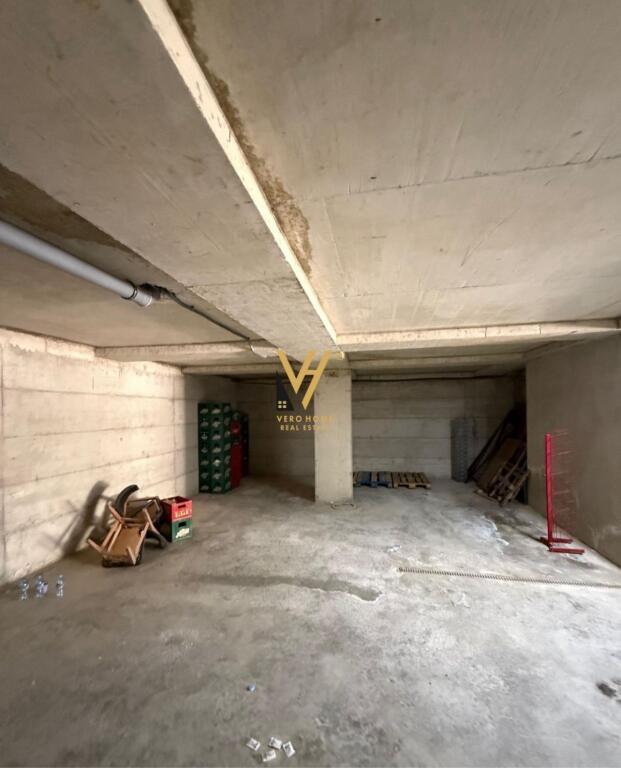 JEPET MAGAZINE 200 M2 ME QERA NE KOMBINAT 50.000 LEKE