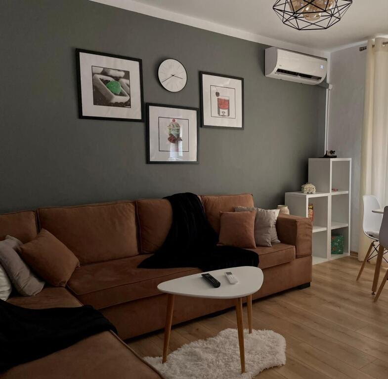 Jepet me qira apartament 1+1, Qender, Rruga e Barrikadave.