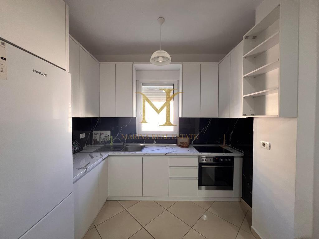 Jepet me qira apartament 1+1 i pozicionuar në vijën e parë bregdetare.