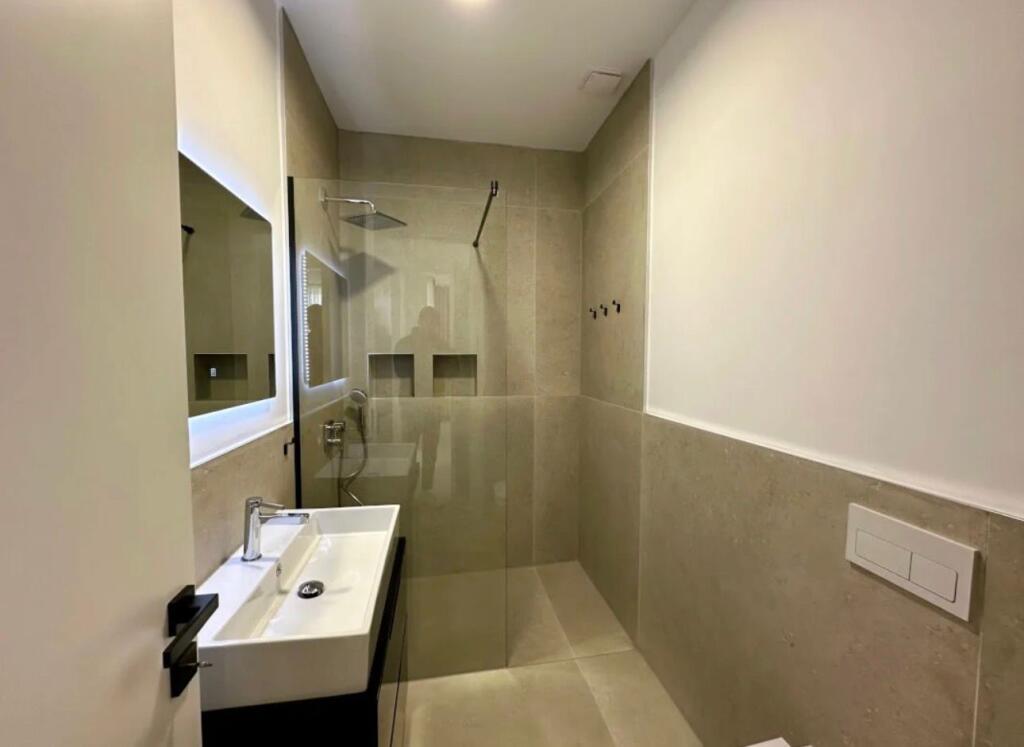 📣 Jepet me qira Apartament 2+1+2 – Residenca Forest (Liqeni i Thatë)  • Kati 2 • Totalisht i mobiluar, investim i ri • Sallon + kuzhinë moderne • 2 dhoma gjumi • 2 tualete • Ballkon • Post parkimi i përfshirë  💶 1300€ / muaj 📍 Tek Liqeni i Thatë –  