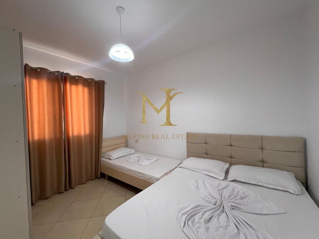 Jepet me qira apartament 1+1 i pozicionuar në vijën e parë bregdetare.