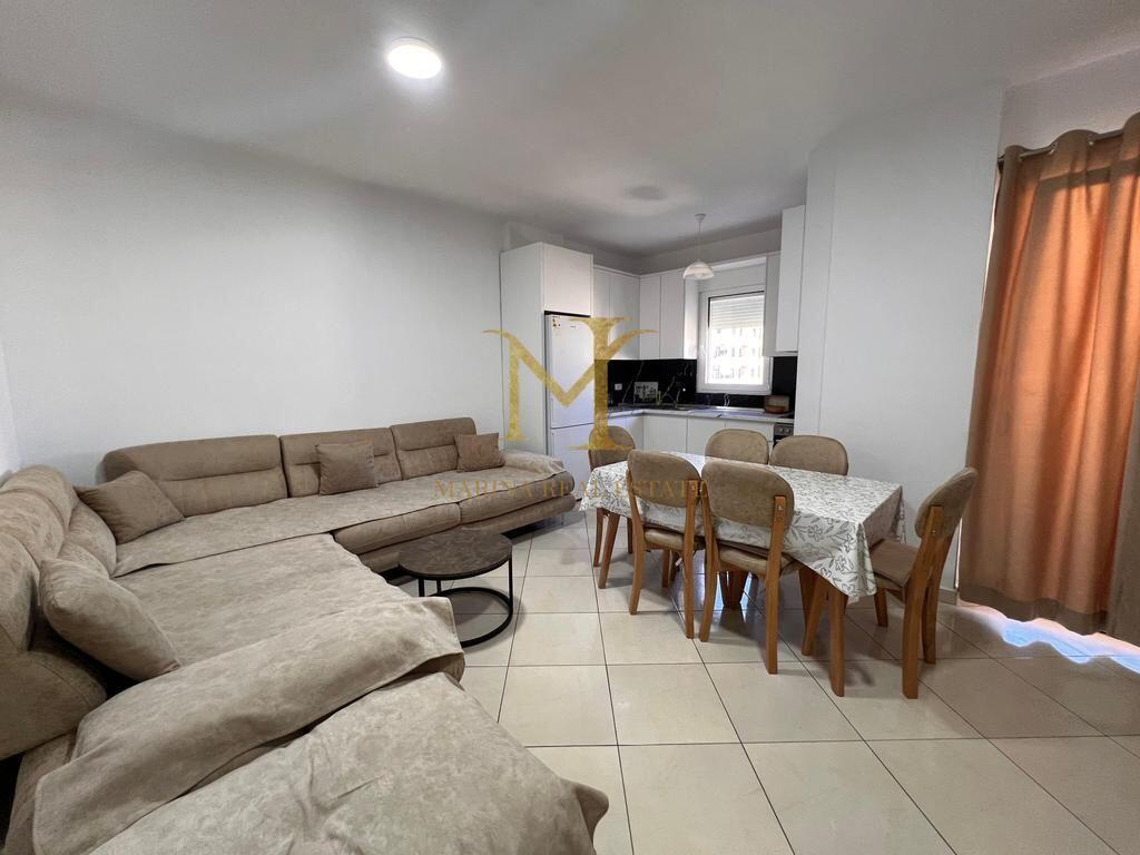 Jepet me qira apartament 1+1 i pozicionuar në vijën e parë bregdetare.