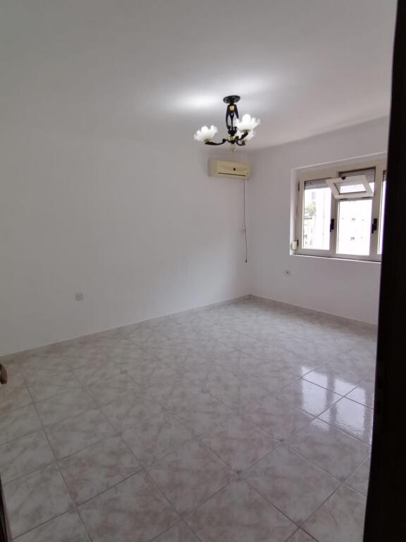 Jepet me qera apartament 2+1+ ballkon tek Rruga Islam Alla  50.000 leke !