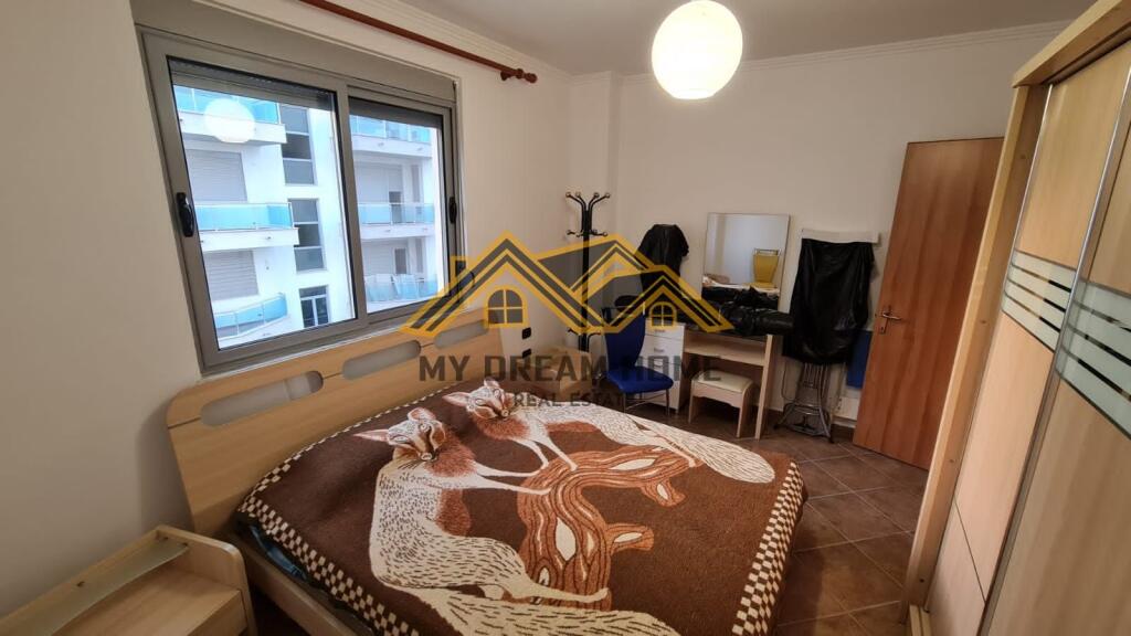 Toke për Shitje – Shkallnur, Durrës  Shitet tokë are me vendndodhje shumë të mirë në zonën e Shkallnurit, vetëm pak minuta larg nga qyteti i Durrësit.  Toka ka akses direkt në rrugë, çka e bën të përshtatshme për banim ose investim.  Infrastruktura është e kompletuar – uji dhe energjia elektrike janë të sjella deri tek kufiri i pronës, duke e kthyer këtë pronë në një mundësi ideale për ndërtimin e një vile private. Toka eshte e mbjellur me peme frutore edhe ullinje  Disponon çdo dokumentacion hipotekor.  Sipërfaqe totale: 1283 m² Çmimi: 128,300€  Për më shumë informacion ose për një vizitë në terren, mos hezitoni të na kontaktoni!