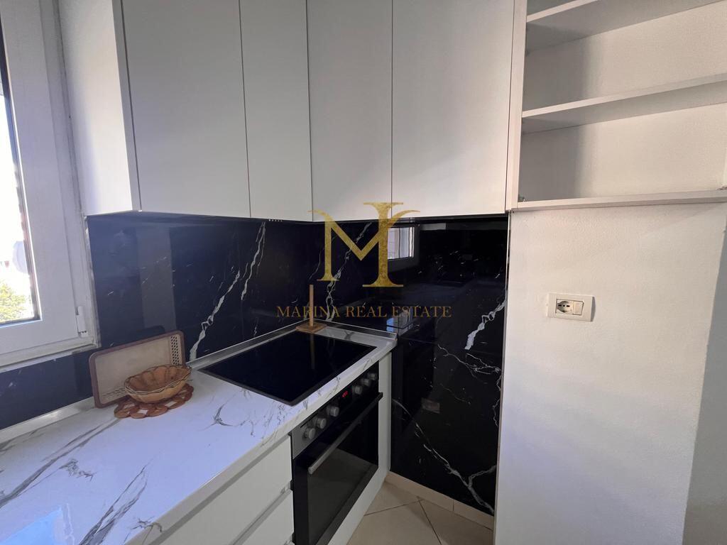 Jepet me qira apartament 1+1 i pozicionuar në vijën e parë bregdetare.