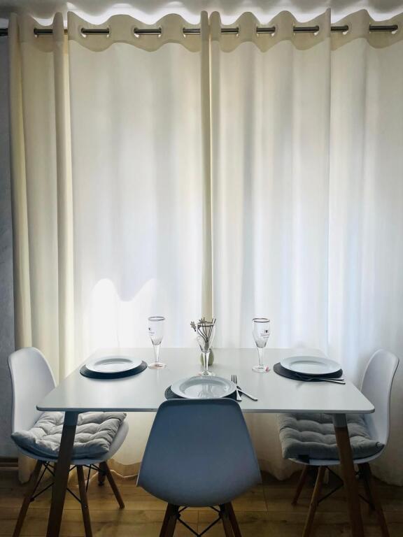 Jepet me qira apartament 1+1, Qender, Rruga e Barrikadave.