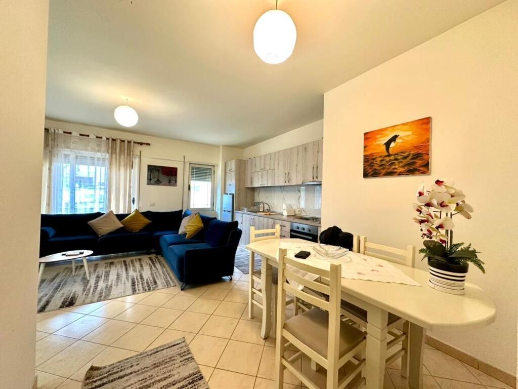 📍 Appartamento 2+1 in affitto 📌 Lago Secco, via Eduart Mano  🏠 Completamente arredato con tutti i comfort 🚗 Include un posto auto 🏢 2° piano 💶 Prezzo: 650 € / mese