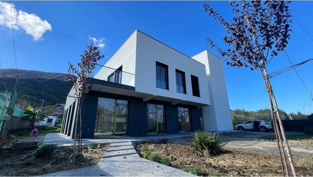 Service unit + land for rent in Berzhitë, beside the main road Tirana–Elbasan (km 15) near Palma Noves!