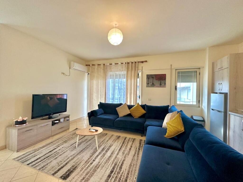 📍 Appartamento 2+1 in affitto 📌 Lago Secco, via Eduart Mano  🏠 Completamente arredato con tutti i comfort 🚗 Include un posto auto 🏢 2° piano 💶 Prezzo: 650 € / mese