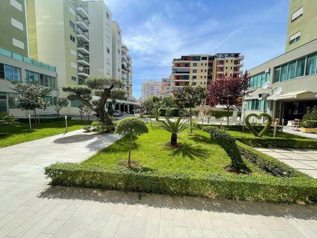 Apartament i bollshëm me një dhomë gjumi dhe tarracë në zonën e BULEVARDIT