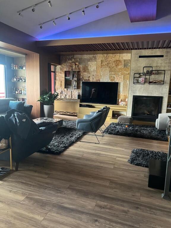 Jepet me Qira Penthouse 4+1+3+garazhd Liqeni i thate