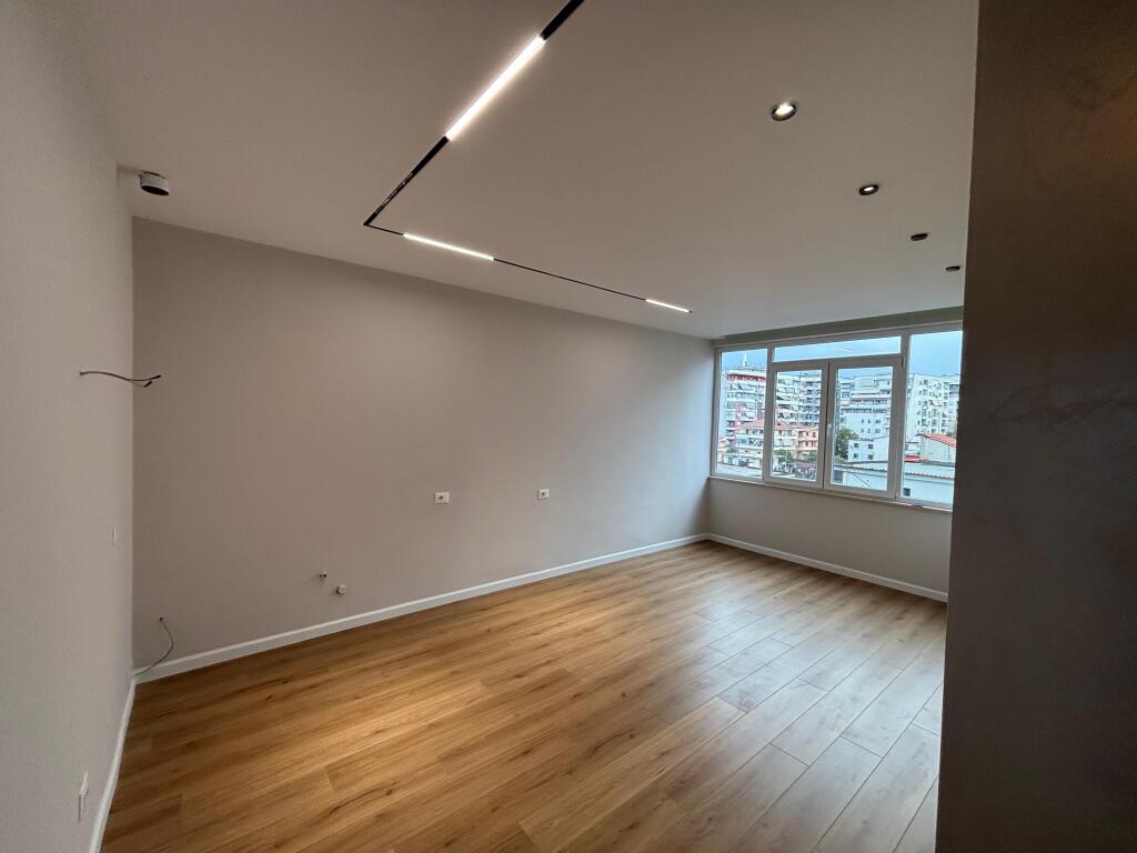 Vendesi Super 1+1 in Astir in vendita