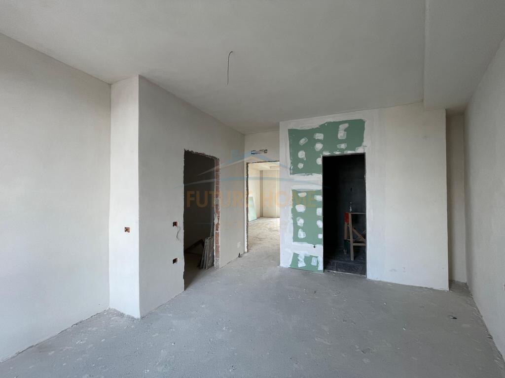 Shitet apartament 3+1+2+post parkimi Platinum Residence Bulevardi i Ri