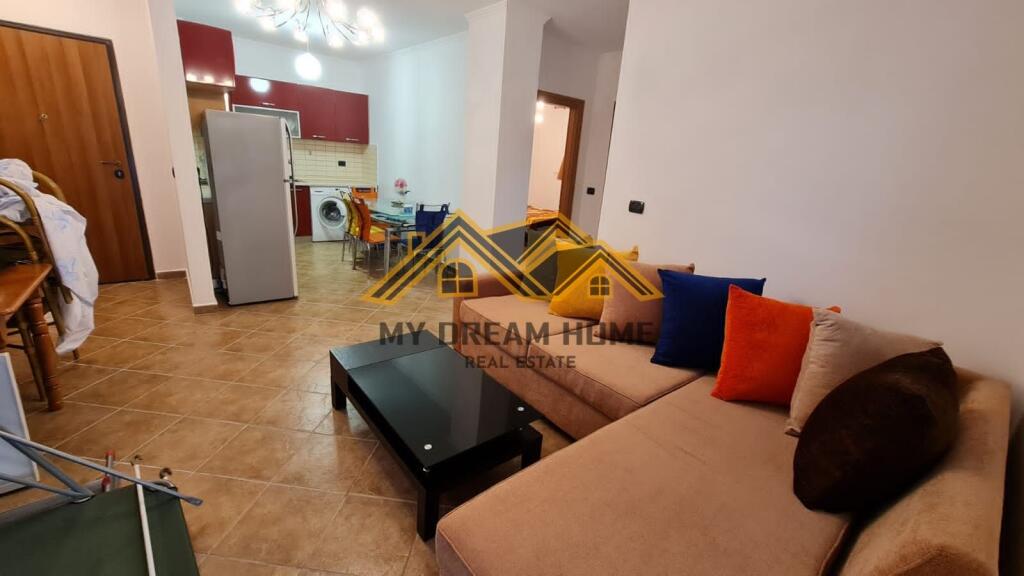 Toke për Shitje – Shkallnur, Durrës  Shitet tokë are me vendndodhje shumë të mirë në zonën e Shkallnurit, vetëm pak minuta larg nga qyteti i Durrësit.  Toka ka akses direkt në rrugë, çka e bën të përshtatshme për banim ose investim.  Infrastruktura është e kompletuar – uji dhe energjia elektrike janë të sjella deri tek kufiri i pronës, duke e kthyer këtë pronë në një mundësi ideale për ndërtimin e një vile private. Toka eshte e mbjellur me peme frutore edhe ullinje  Disponon çdo dokumentacion hipotekor.  Sipërfaqe totale: 1283 m² Çmimi: 128,300€  Për më shumë informacion ose për një vizitë në terren, mos hezitoni të na kontaktoni!