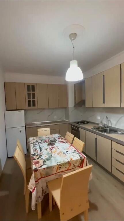 1+1,i mobiluar luks te bulevardi zogu i pare,750 euro