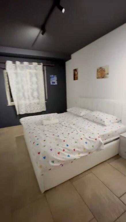 Jepet me Qira Apartament 2+1 tek Rruga Fortuzi ne Qendër Te Tiranes