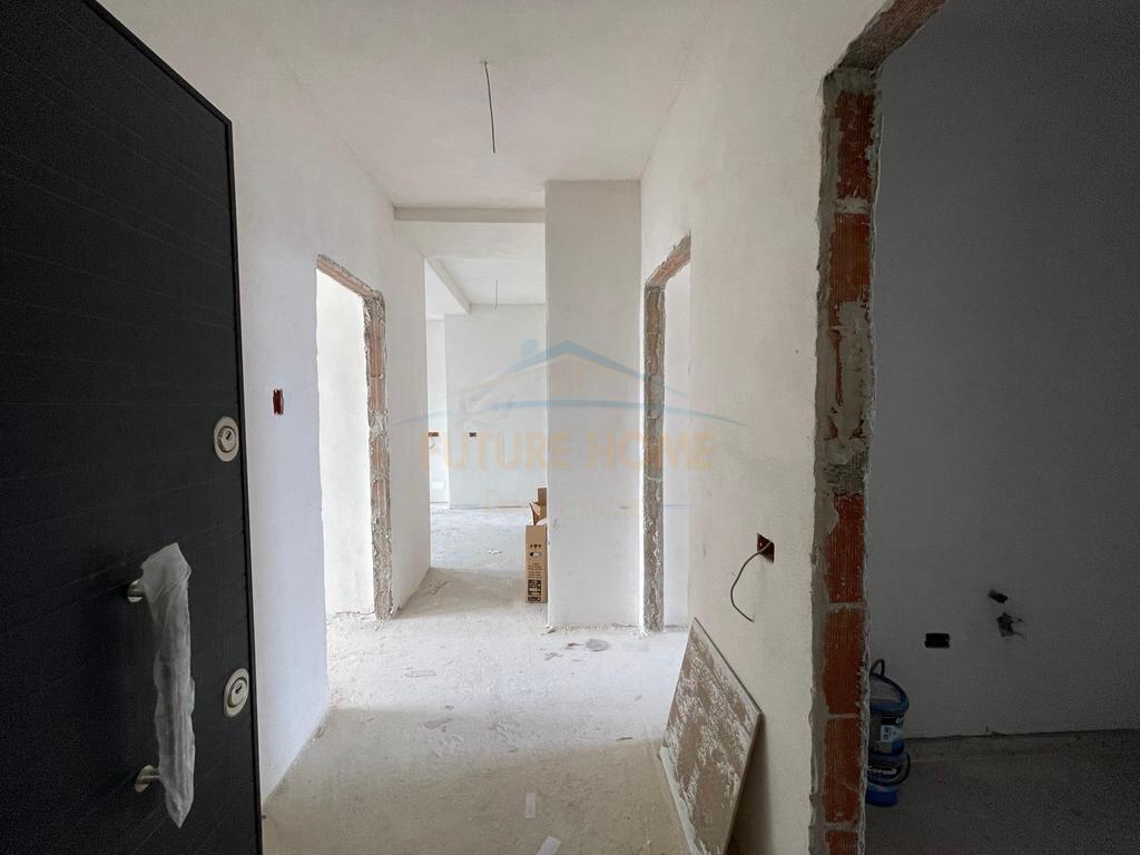 Shitet apartament 3+1+2+post parkimi Platinum Residence Bulevardi i Ri