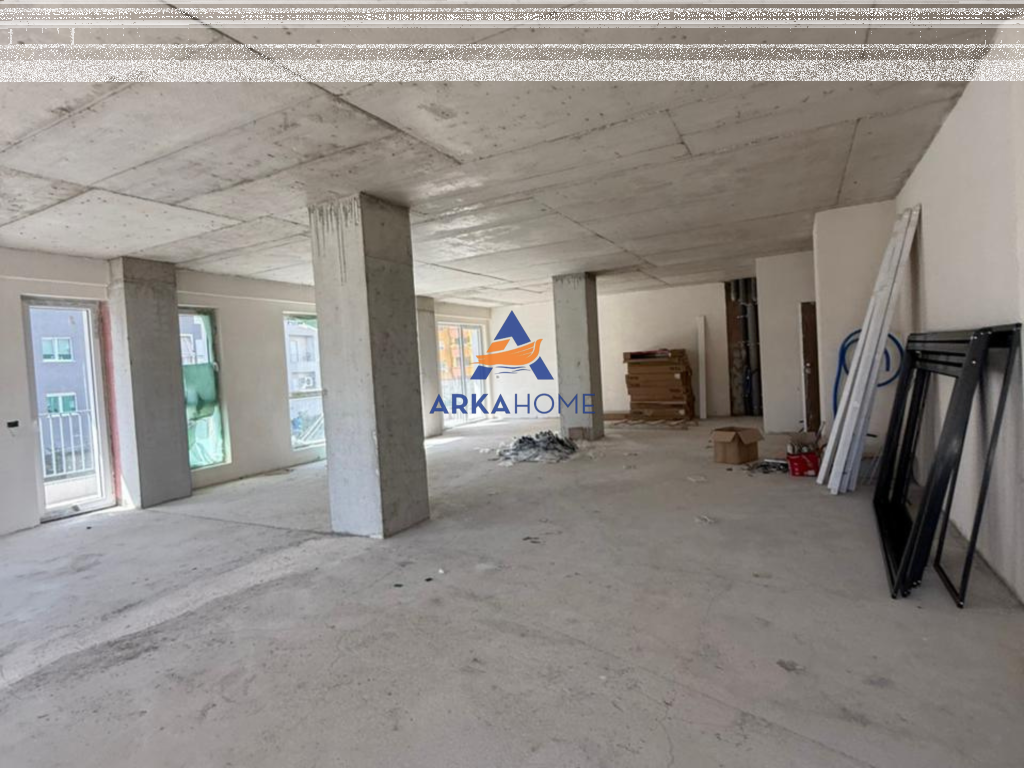 LOCALE COMMERCIALE IN AFFITTO 400M2 "VASIL SHANTO, VICINO ALLA PIAZZA" 10.000 EURO