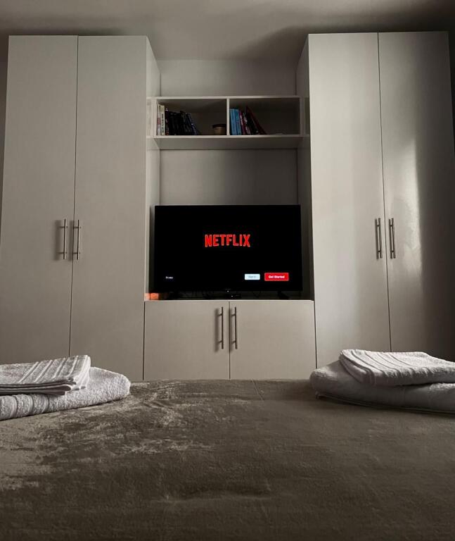 Jepet me qira apartament 1+1, Qender, Rruga e Barrikadave.