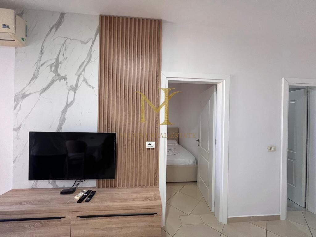 Jepet me qira apartament 1+1 i pozicionuar në vijën e parë bregdetare.