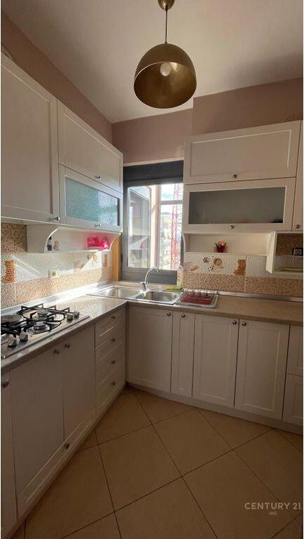 Jepet me Qira Apartament 1+1 ne Qender prane 9 Kateshet