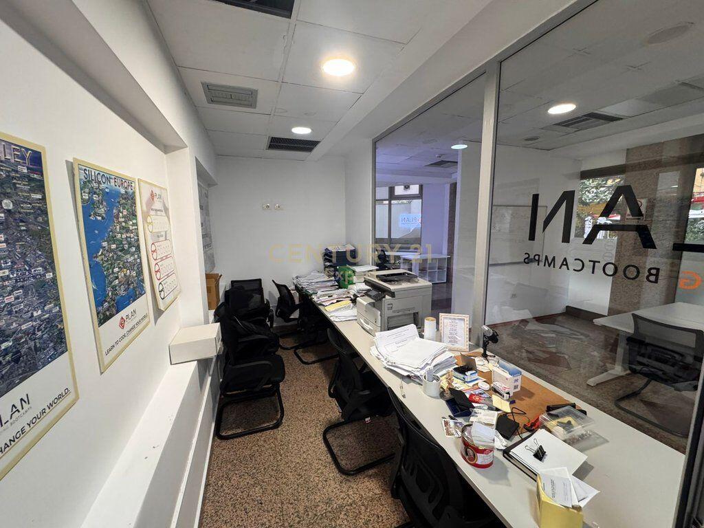 AMBIENT KOMERCIAL KATI 0 PER QERA TEK SHESHI WILSON !!!