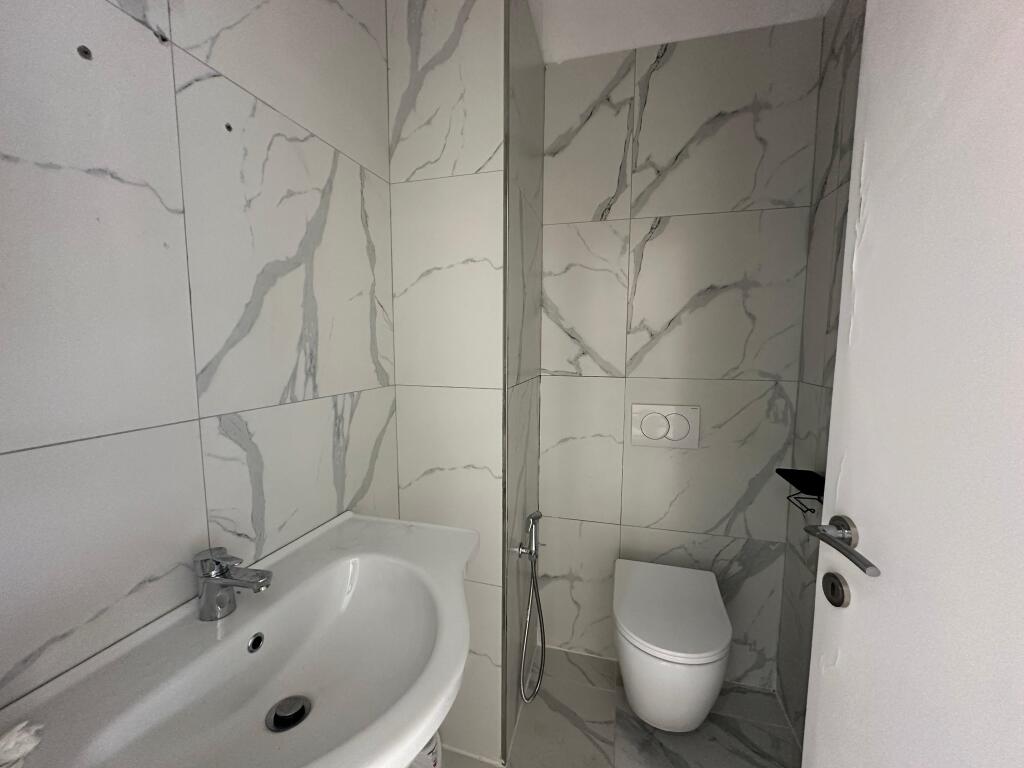 Zyre me qera tek Lake View!
