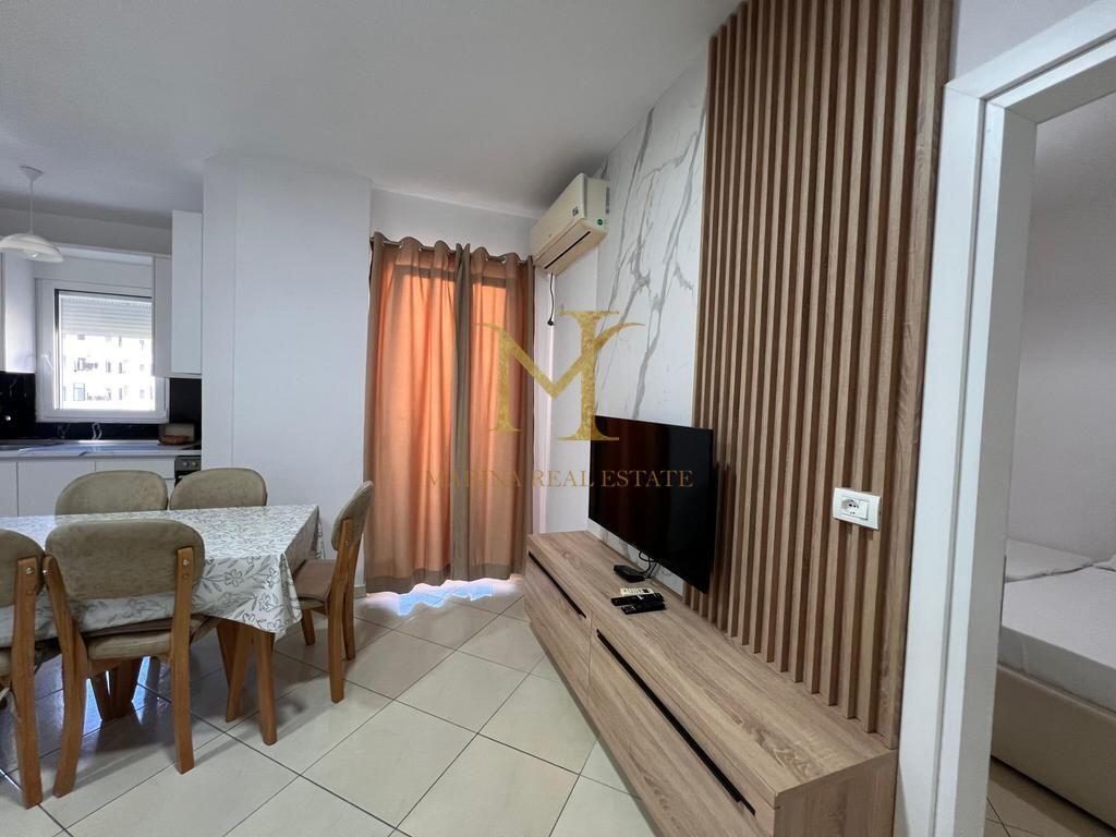 Jepet me qira apartament 1+1 i pozicionuar në vijën e parë bregdetare.