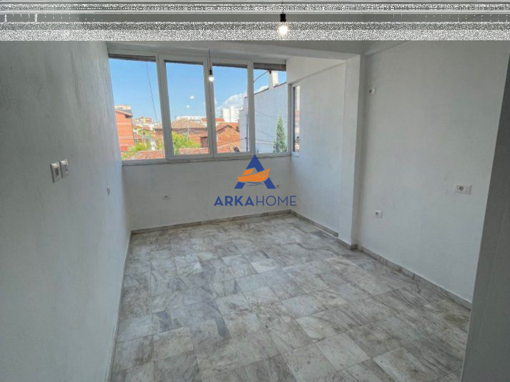 AMBJENT BIZNESI ME QIRA 90 M² "TIRANE ,RRUGA 4 DESHMORET " 800 EURO