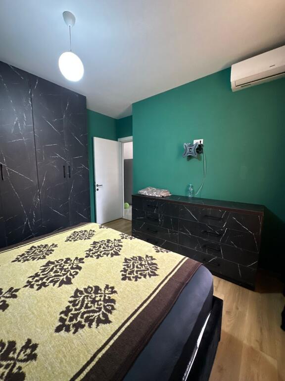 Jepet me qera apartament 3+1+ Parkim tek Xhamia e Selites