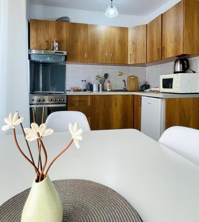 Jepet me qira apartament 1+1, Qender, Rruga e Barrikadave.