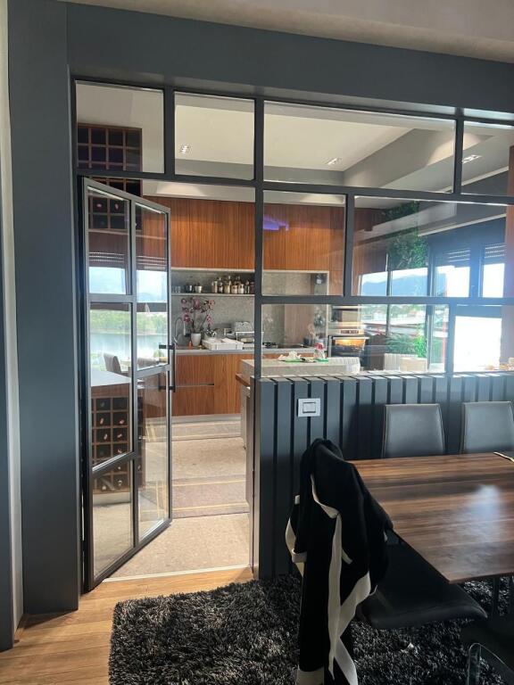 Jepet me Qira Penthouse 4+1+3+garazhd Liqeni i thate