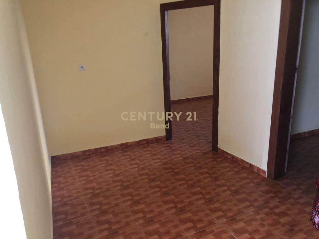 Shtepi me qera prane Rruges se Barrikadave