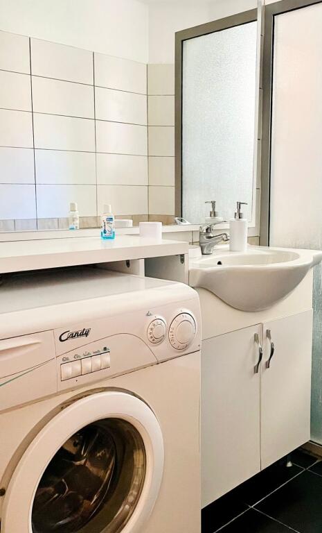 Jepet me qira apartament 1+1, Qender, Rruga e Barrikadave.