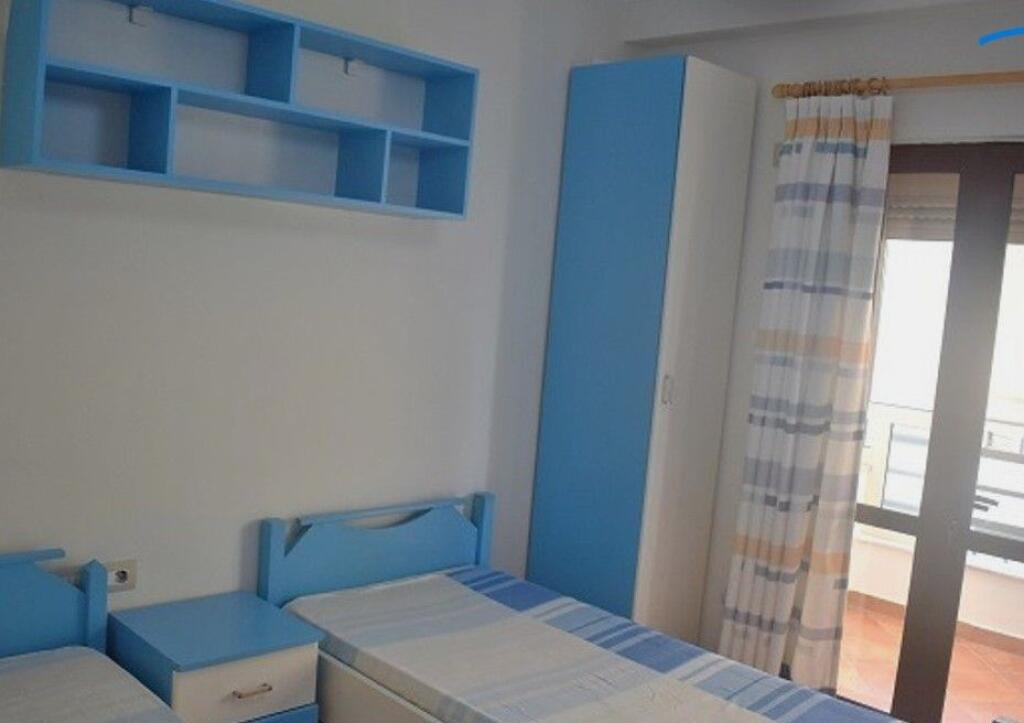 Jepet me qera Apartament 3+1, Rruga “5 Maji”, pranë Zgarës 5 Maji.
