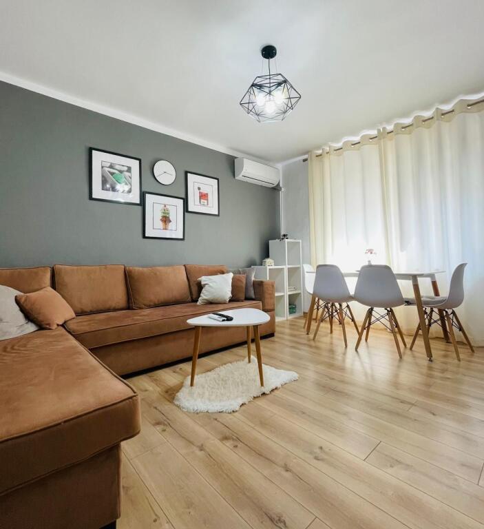 Jepet me qira apartament 1+1, Qender, Rruga e Barrikadave.