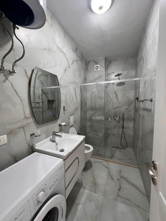 Jepet me qira apartament 1+1 i pozicionuar në vijën e parë bregdetare.